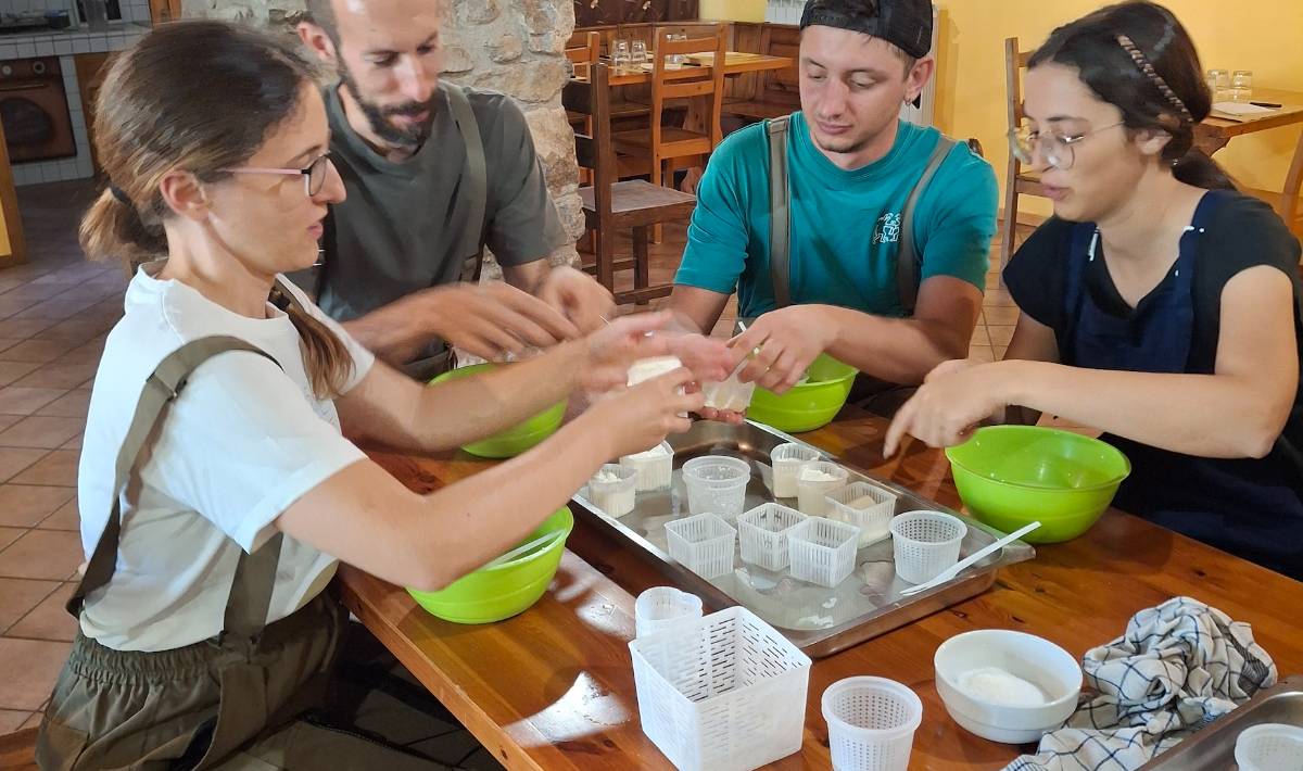 Laboratorio di preparazione del formaggio con vista sulla Presolana